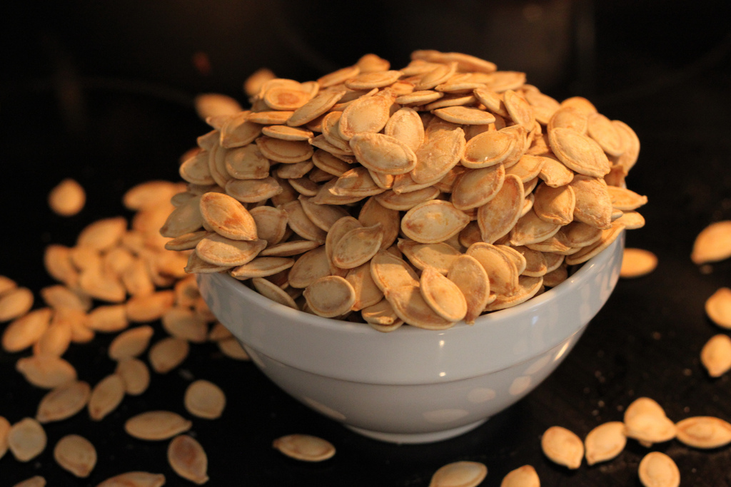 Roasted pumpkin seeds are a brain-boosting snack. Image source: flickr user jaxzin