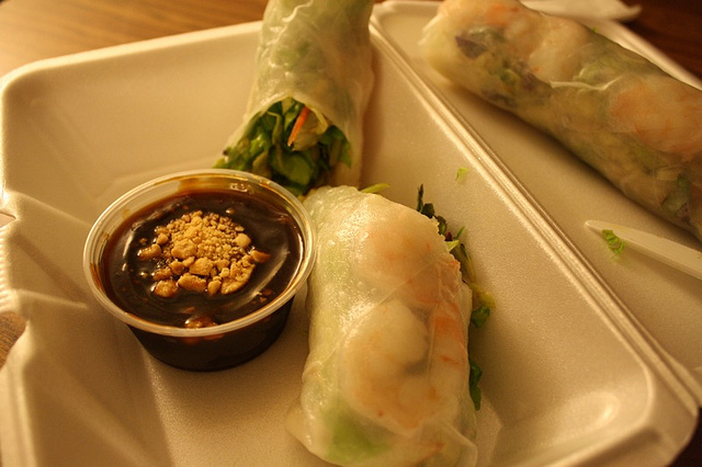 Thai summer rolls with dipping sauce
