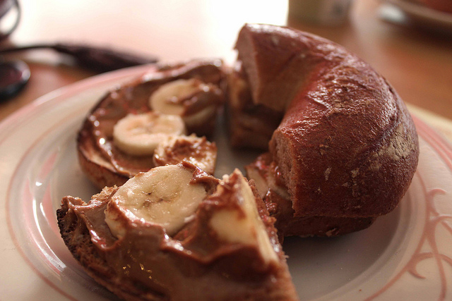 whole wheat bagel with peanut butter and banana slices