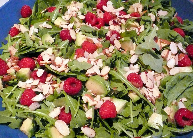 spinach salad with berries and nuts