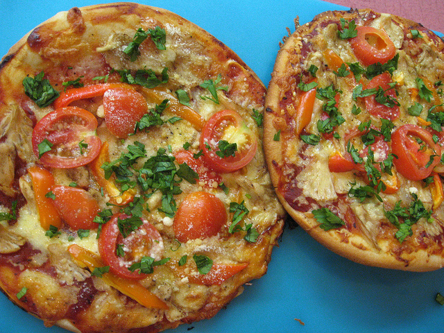 thin crust pizza with tomatoes and bell peppers