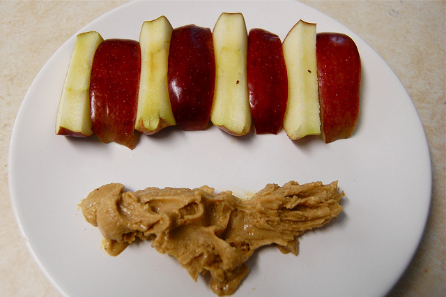 apple slices with peanut butter